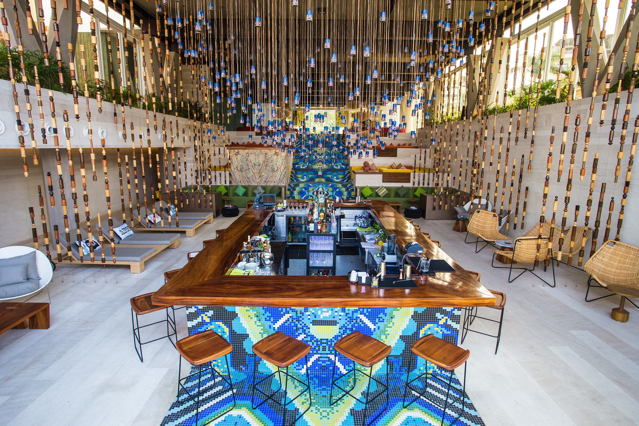 Sip a great variety of authentic signature cocktails as you lose yourself in chill vibes and hot beats, from progressive house to scintillating live DJ mix.